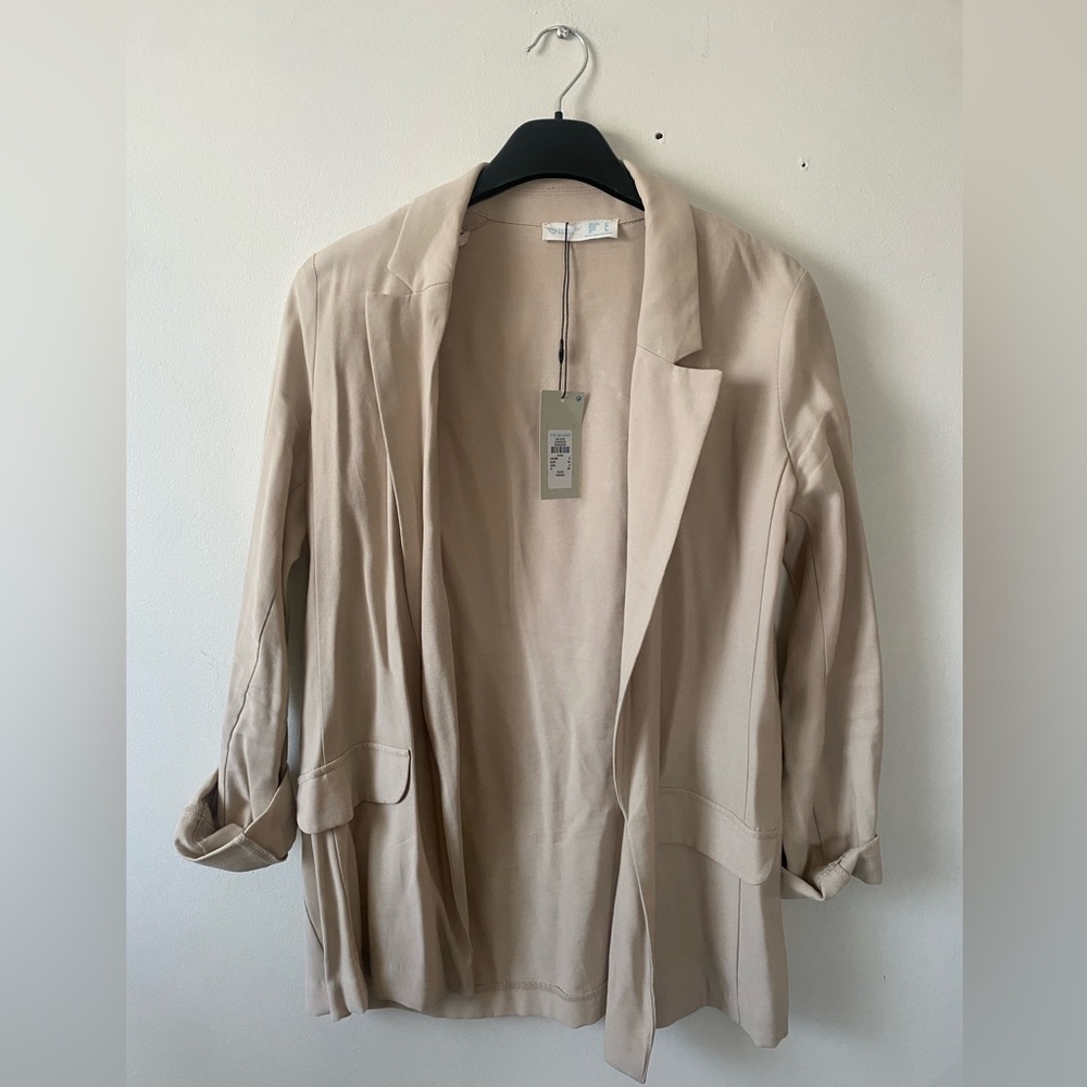 NWT Cream Blazer with 2 Front Pockets